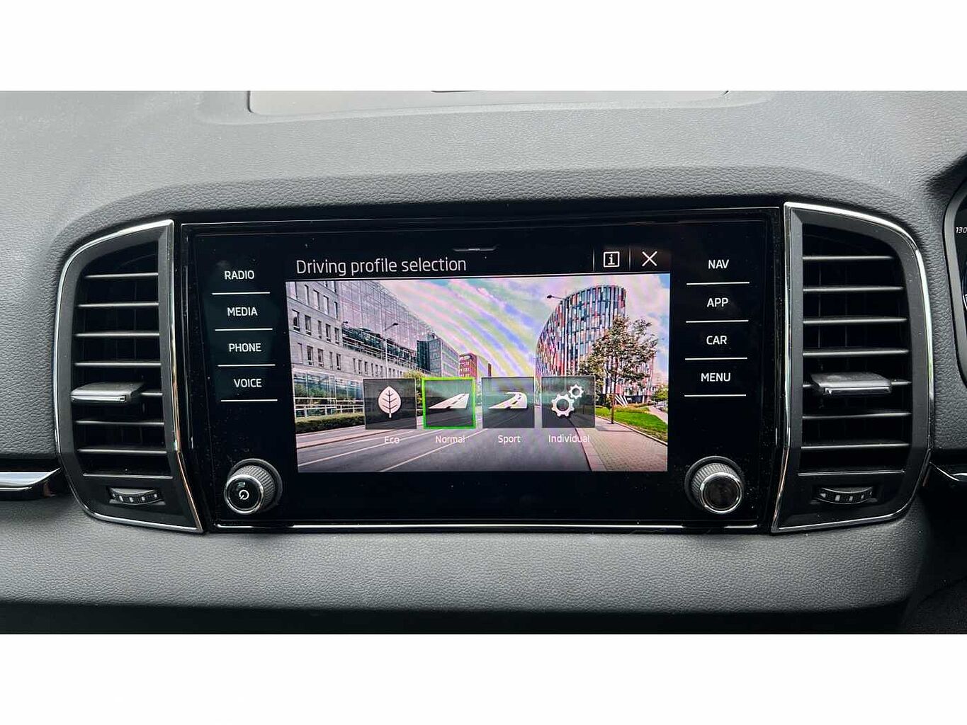 SKODA KAROQ 1.5 TSI SE L 5dr